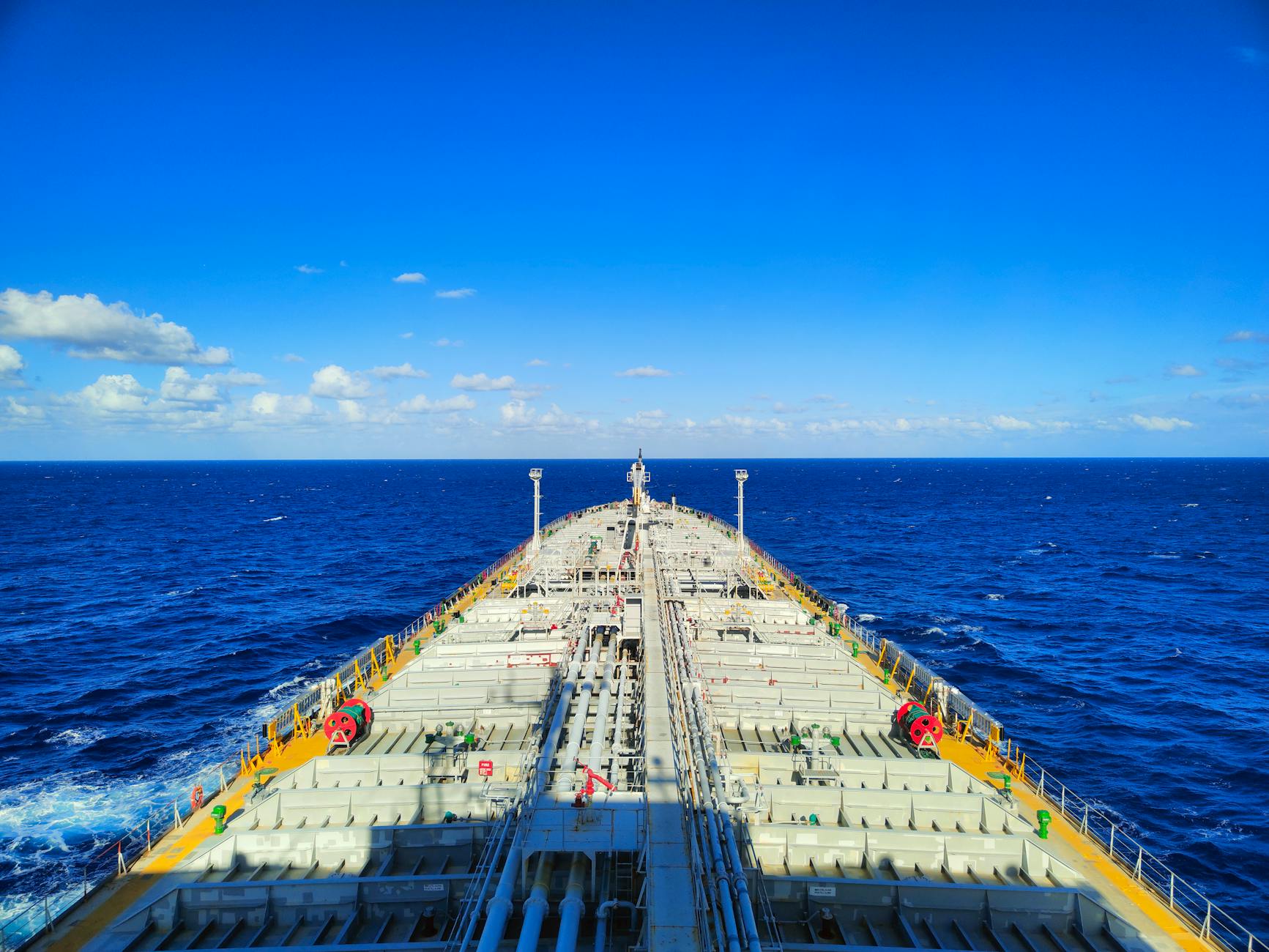 Traders monitor market screens as oil prices rise during disruption linked to the Gulf conflict.