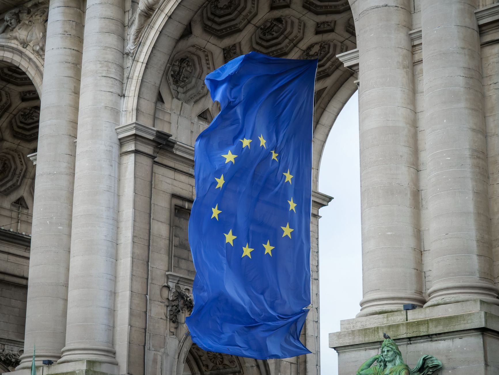 EU officials and technicians discuss the malfunction of the Eurodac asylum database during the launch of the EU Migration and Asylum Pact.