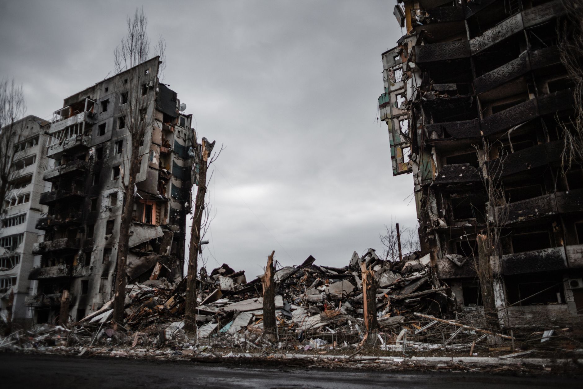 Ukrainian President Volodymyr Zelenskyy meets Serbian President Aleksandar Vučić in Belgrade as authorities report deadly Russian strikes near Kyiv.