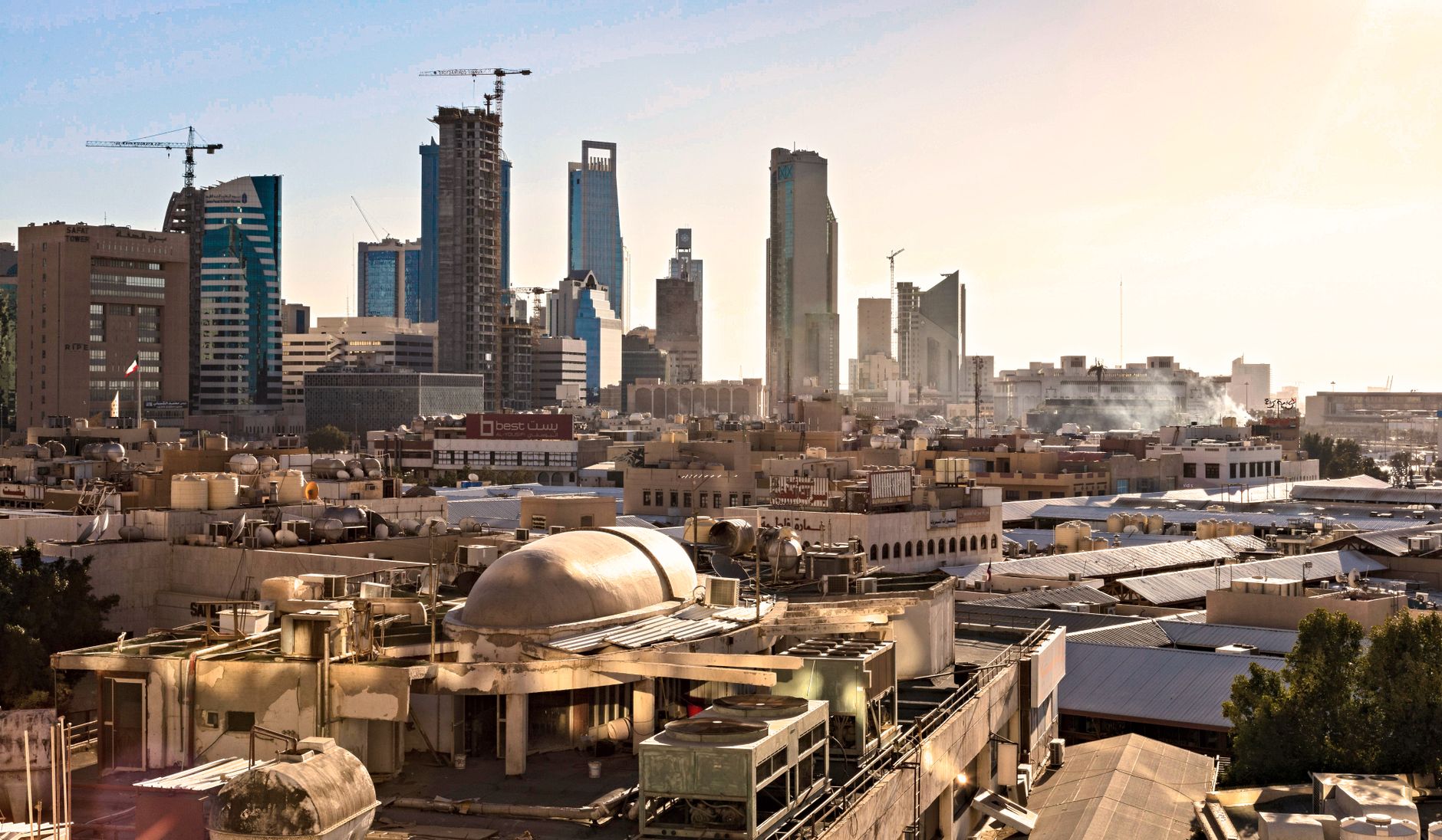 European market analysts monitor energy risks as Middle East security tensions create uncertainty for global supply chains.